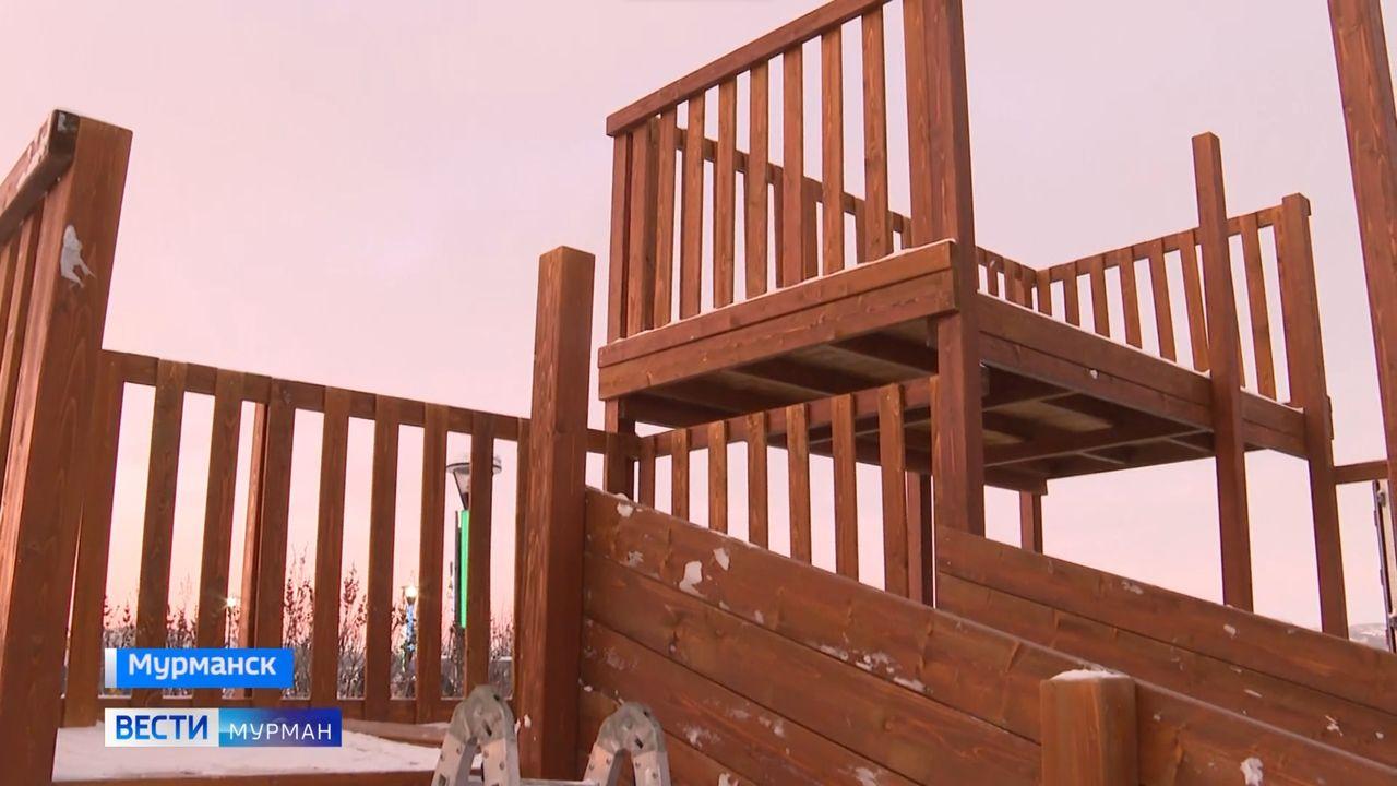 Сразу в трех городах Мурманской области появились новые зимние горки для детей